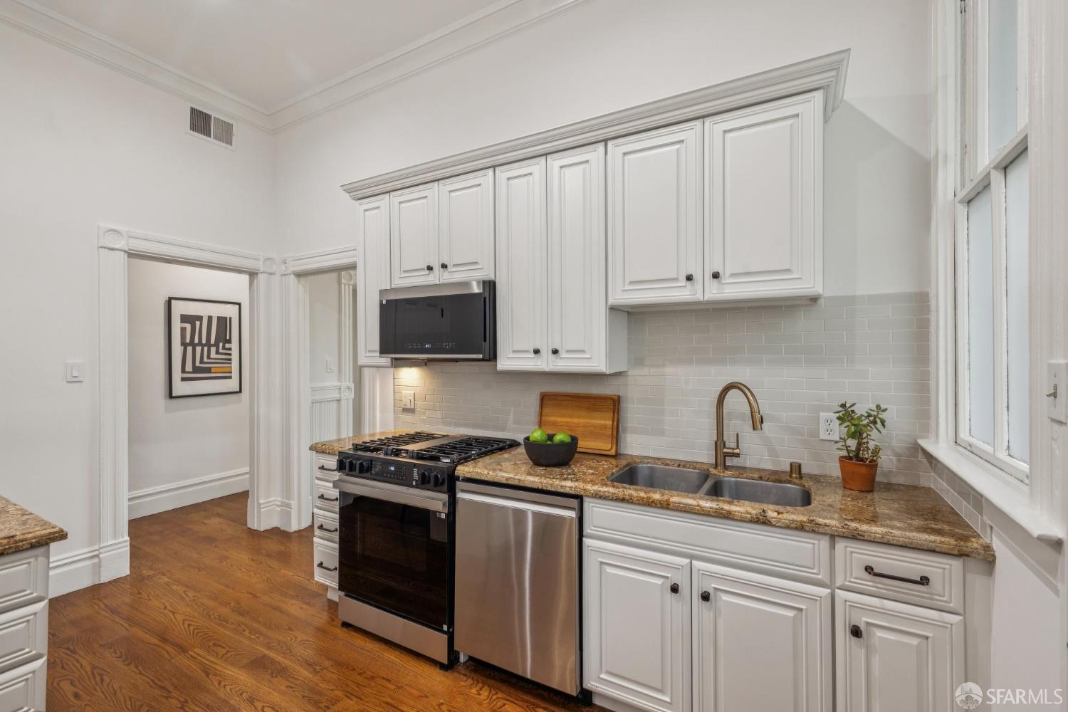 Detail Gallery Image 12 of 28 For 153 Noe St, San Francisco,  CA 94114 - 4 Beds | 2 Baths