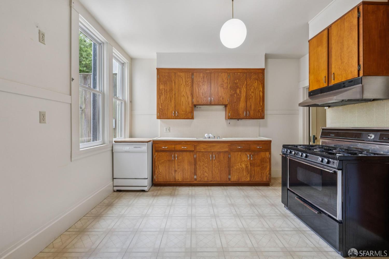 Detail Gallery Image 14 of 40 For 212 Hoffman Ave, San Francisco,  CA 94114 - 5 Beds | 2 Baths