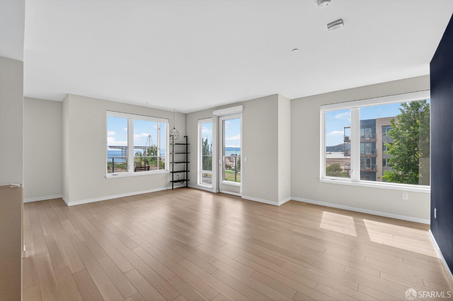 Detail Gallery Image 4 of 32 For 52 Innes Ct #309,  San Francisco,  CA 94124 - 2 Beds | 2 Baths