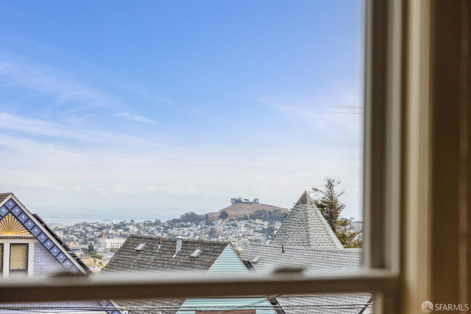 Detail Gallery Image 8 of 40 For 212 Hoffman Ave, San Francisco,  CA 94114 - 5 Beds | 2 Baths