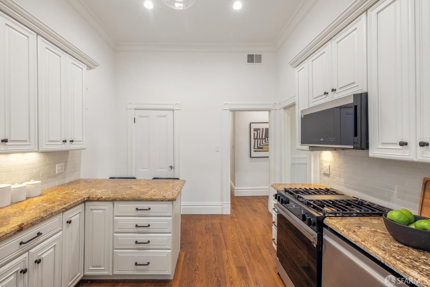 Detail Gallery Image 13 of 28 For 153 Noe St, San Francisco,  CA 94114 - 4 Beds | 2 Baths