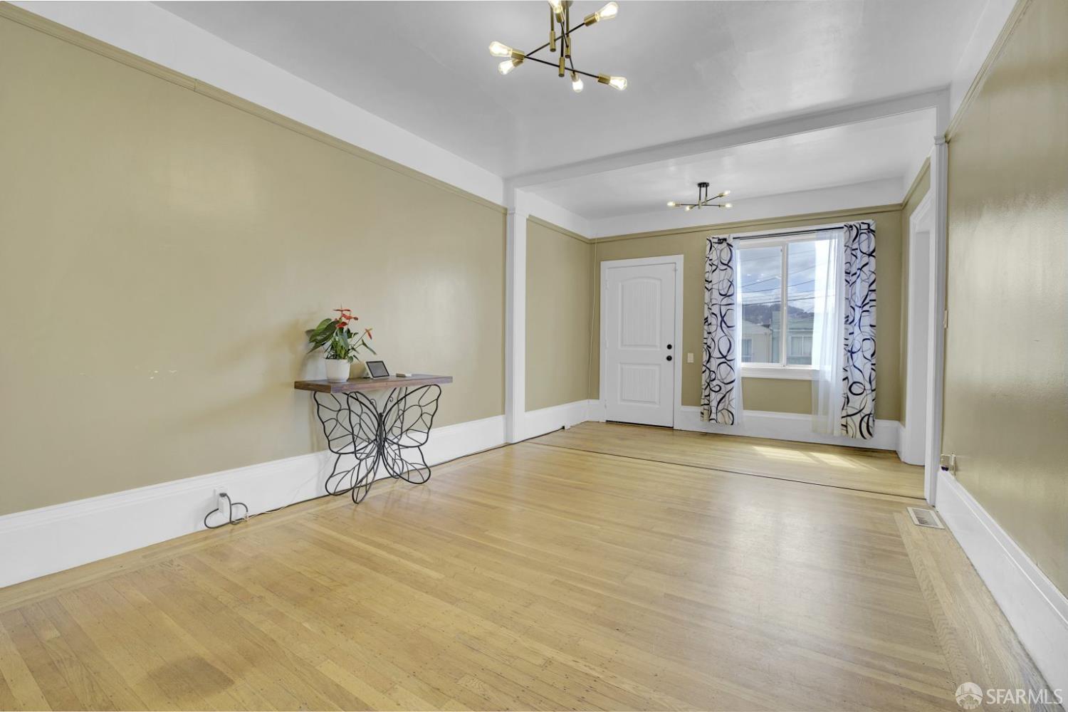 Detail Gallery Image 2 of 46 For 1298 Revere Ave, San Francisco,  CA 94124 - 3 Beds | 1 Baths