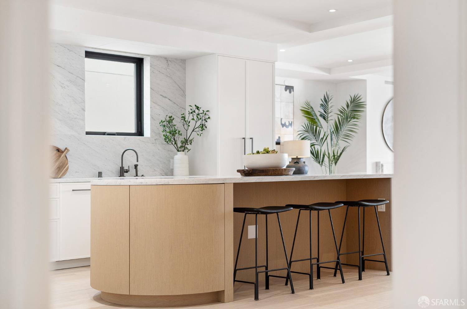 Detail Gallery Image 5 of 39 For 1776 Green St #201,  San Francisco,  CA 94123 - 3 Beds | 3/1 Baths