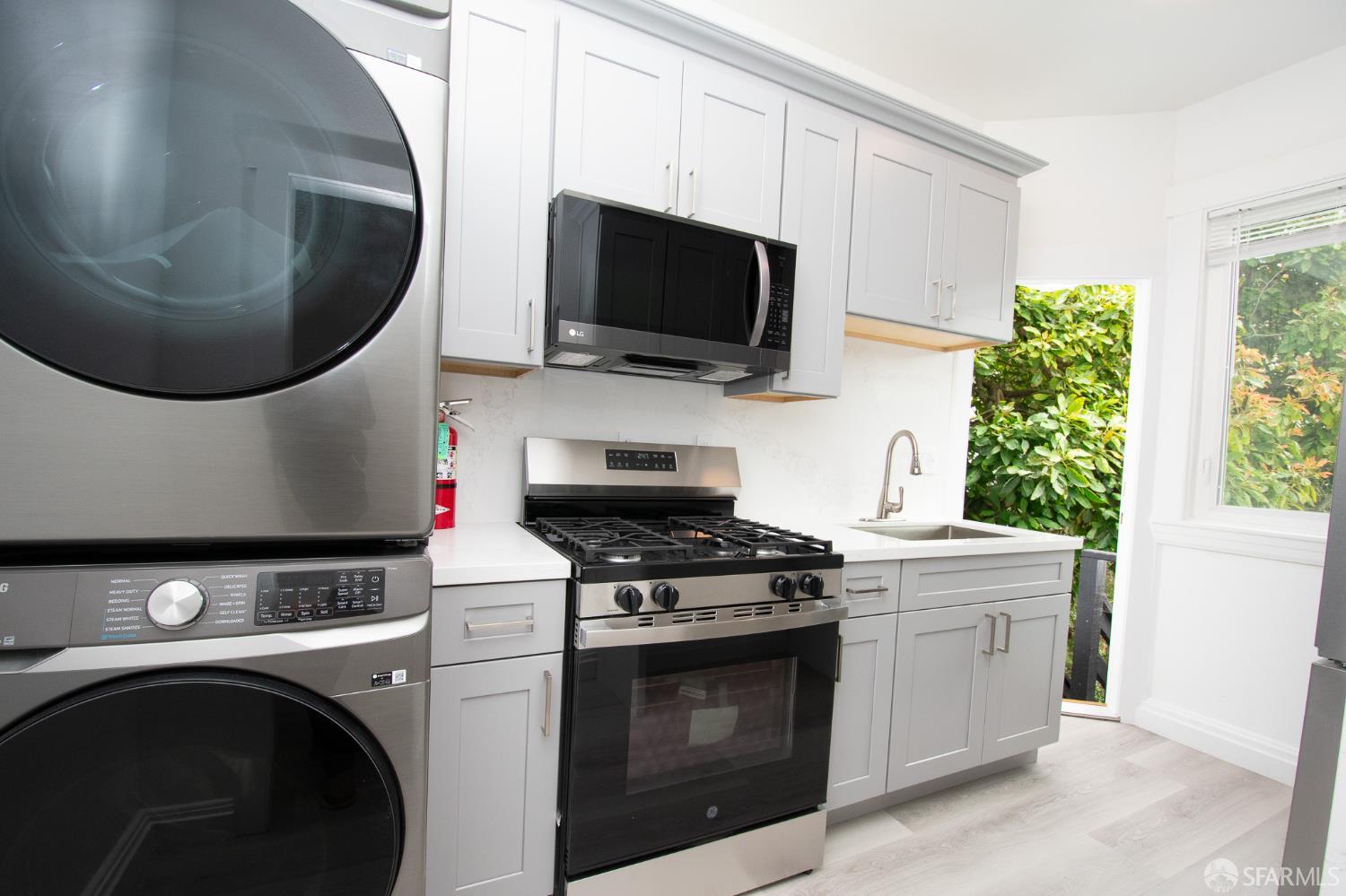 Detail Gallery Image 3 of 9 For 2823 Golden Gate Ave, San Francisco,  CA 94118 - 2 Beds | 1 Baths