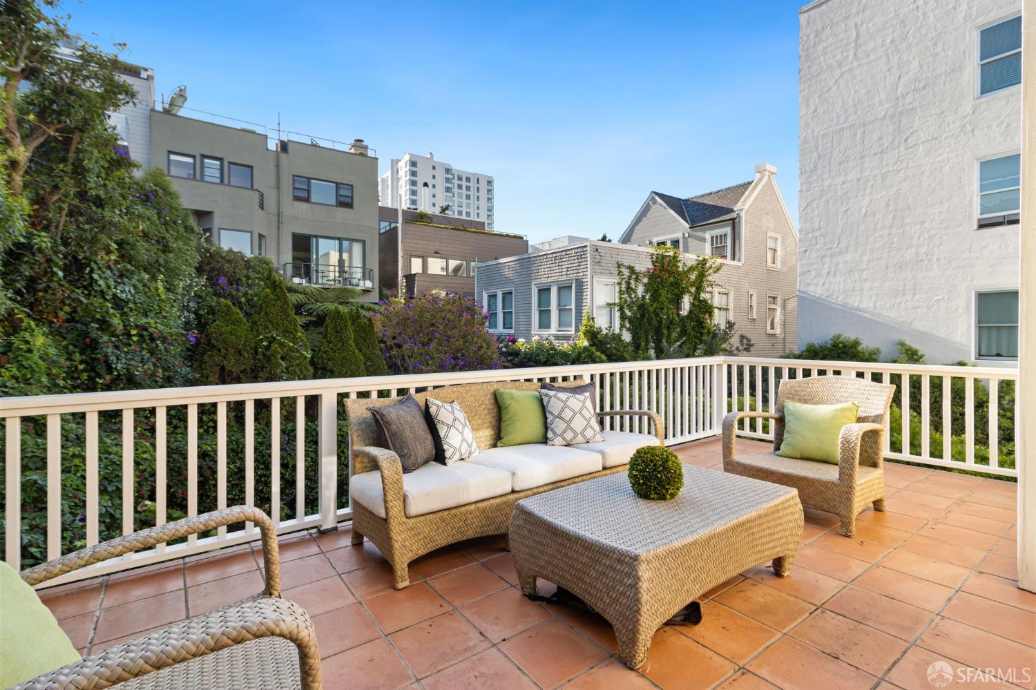 Detail Gallery Image 34 of 58 For 2341 Leavenworth St, San Francisco,  CA 94133 - 4 Beds | 4 Baths