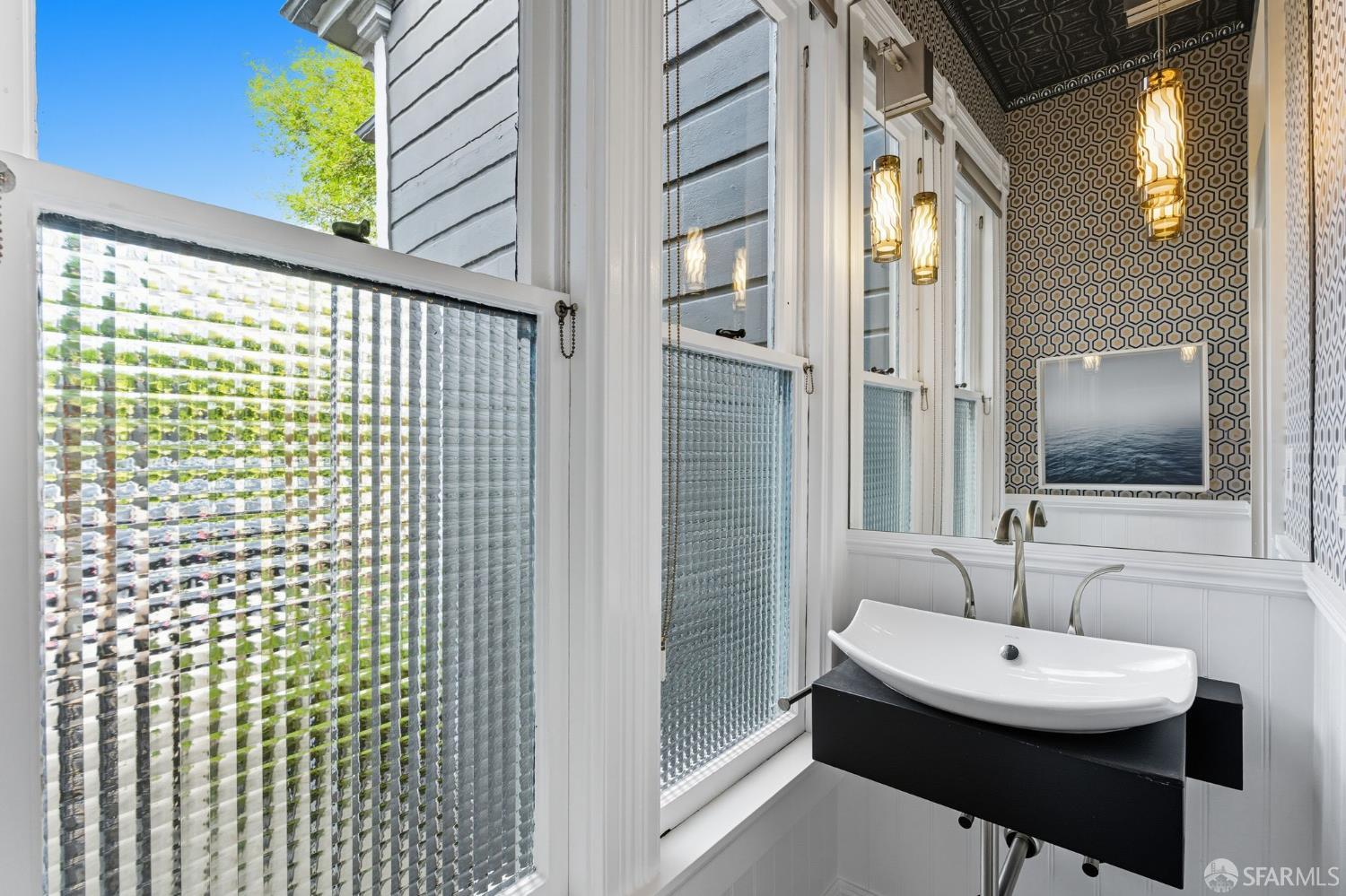 Detail Gallery Image 25 of 85 For 3571 21st St, San Francisco,  CA 94114 - 3 Beds | 2/1 Baths