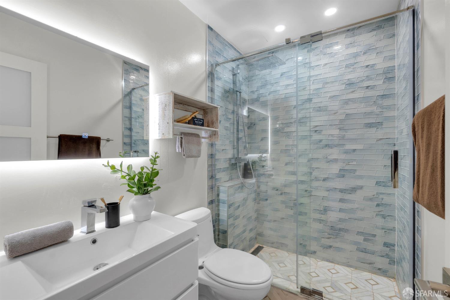 Detail Gallery Image 14 of 33 For 6 Commodore Dr #C235,  Emeryville,  CA 94608 - 2 Beds | 1/1 Baths