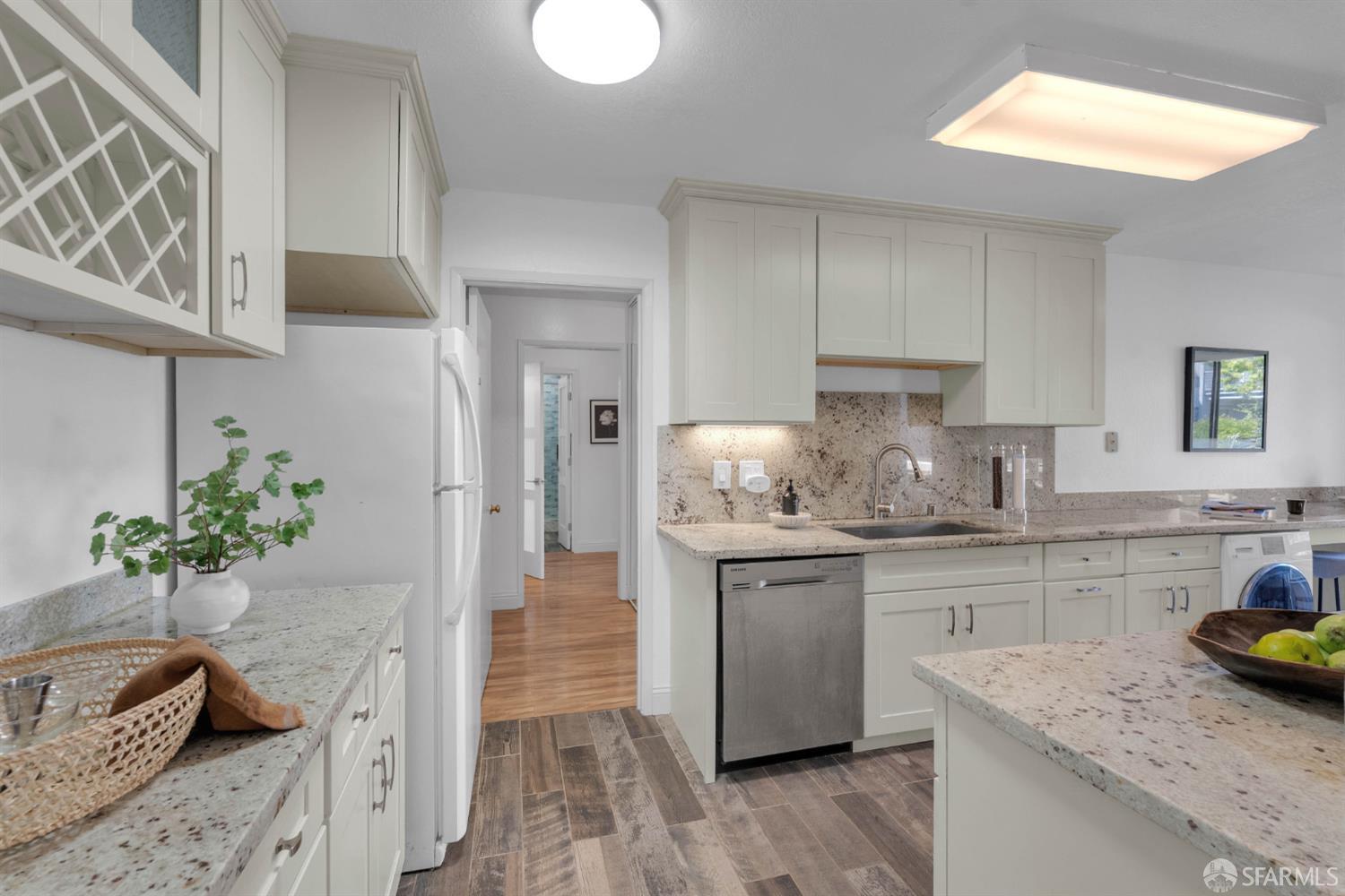 Detail Gallery Image 9 of 33 For 6 Commodore Dr #C235,  Emeryville,  CA 94608 - 2 Beds | 1/1 Baths
