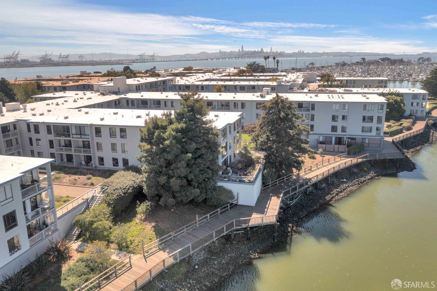 Detail Gallery Image 24 of 33 For 6 Commodore Dr #C235,  Emeryville,  CA 94608 - 2 Beds | 1/1 Baths