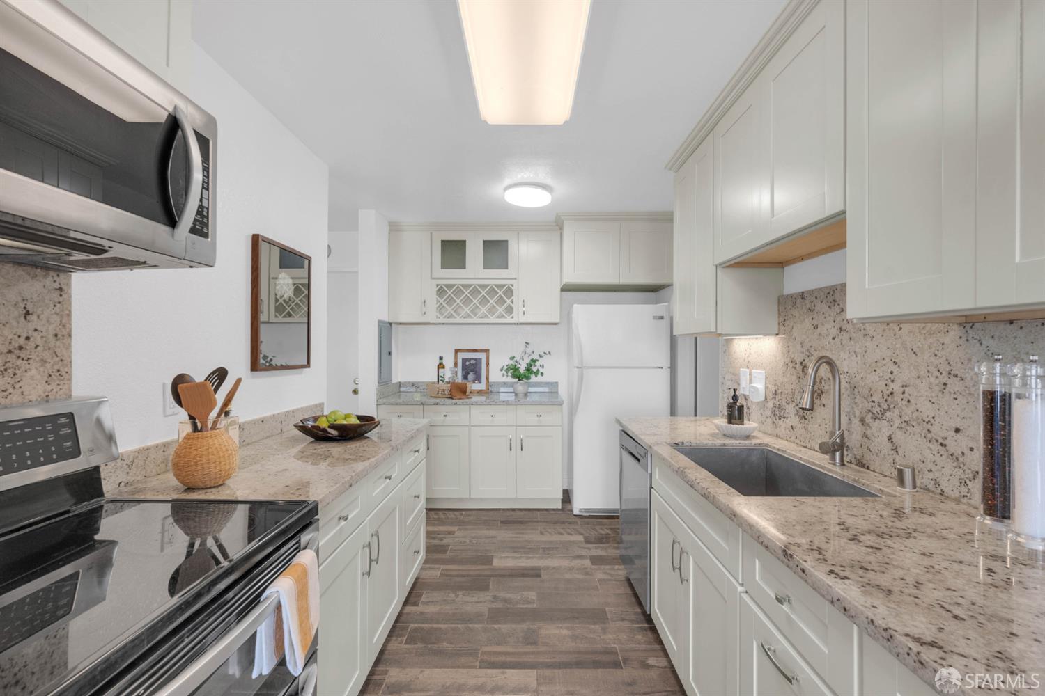 Detail Gallery Image 7 of 33 For 6 Commodore Dr #C235,  Emeryville,  CA 94608 - 2 Beds | 1/1 Baths