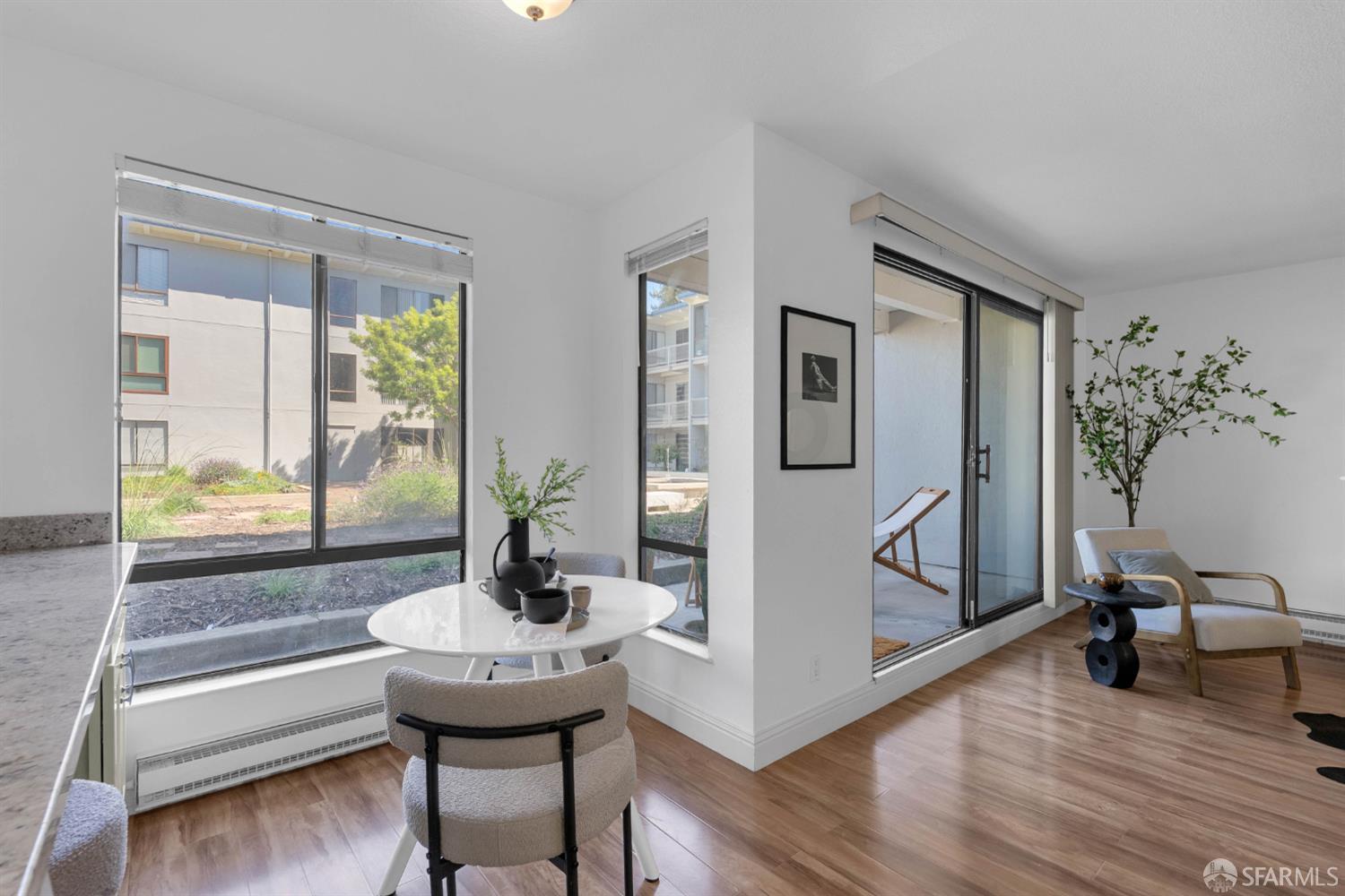 Detail Gallery Image 5 of 33 For 6 Commodore Dr #C235,  Emeryville,  CA 94608 - 2 Beds | 1/1 Baths