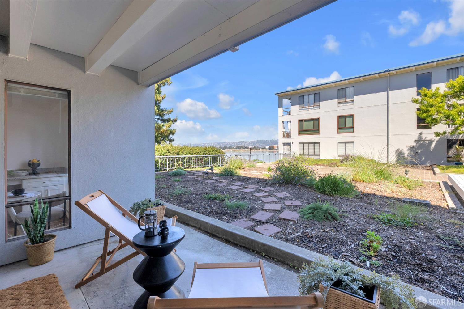 Detail Gallery Image 18 of 33 For 6 Commodore Dr #C235,  Emeryville,  CA 94608 - 2 Beds | 1/1 Baths