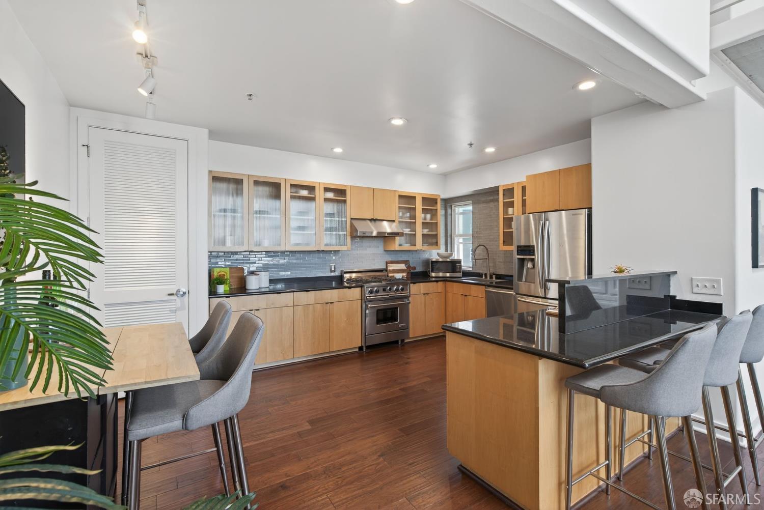 Detail Gallery Image 5 of 33 For 370 De Haro St #B14,  San Francisco,  CA 94103 - 1 Beds | 2 Baths