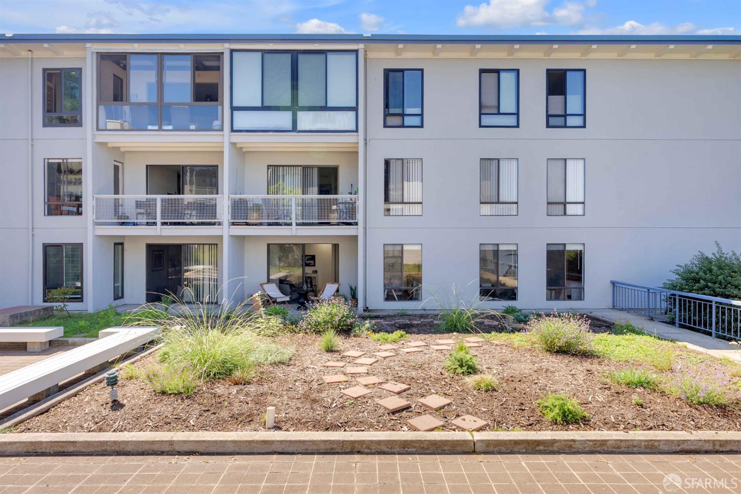 Detail Gallery Image 20 of 33 For 6 Commodore Dr #C235,  Emeryville,  CA 94608 - 2 Beds | 1/1 Baths