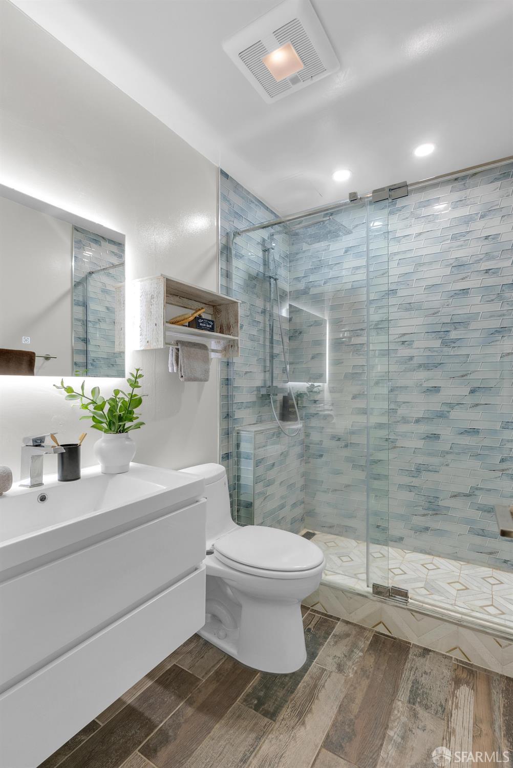 Detail Gallery Image 15 of 33 For 6 Commodore Dr #C235,  Emeryville,  CA 94608 - 2 Beds | 1/1 Baths