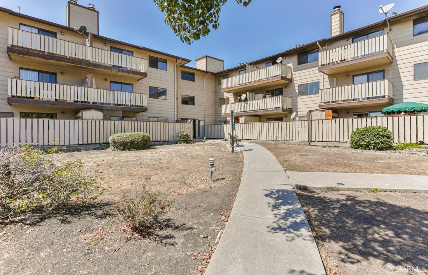 Detail Gallery Image 5 of 9 For 325 Valle Vista Ave #117,  Hayward,  CA 94544 - 1 Beds | 1 Baths