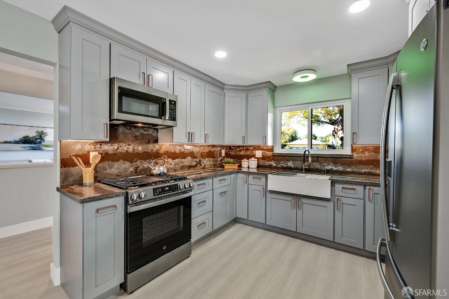 Detail Gallery Image 13 of 41 For 58 Orinda Cir, Pittsburg,  CA 94565 - 4 Beds | 2 Baths