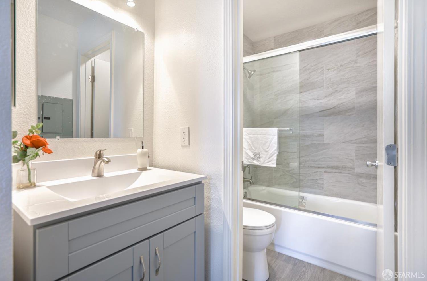 Detail Gallery Image 3 of 9 For 325 Valle Vista Ave #117,  Hayward,  CA 94544 - 1 Beds | 1 Baths