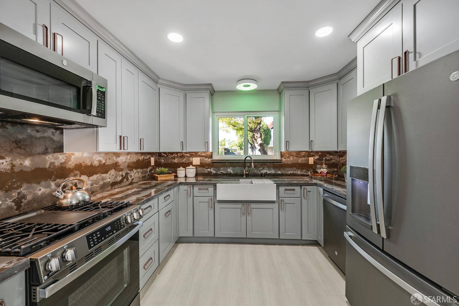 Detail Gallery Image 14 of 41 For 58 Orinda Cir, Pittsburg,  CA 94565 - 4 Beds | 2 Baths