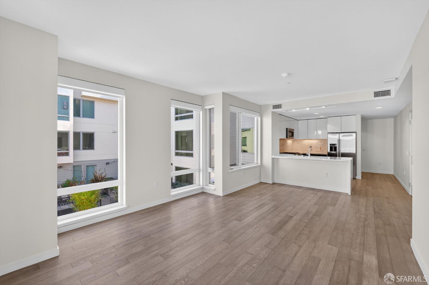 Detail Gallery Image 8 of 30 For 10 Innes Ct #201,  San Francisco,  CA 94124 - 1 Beds | 1 Baths