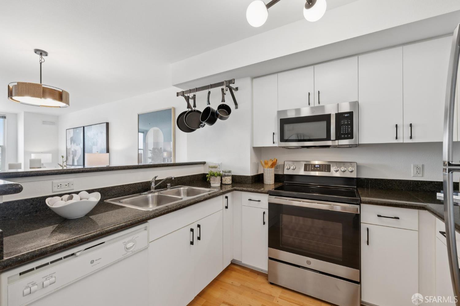 Detail Gallery Image 7 of 37 For 8400 Oceanview Ter #305,  San Francisco,  CA 94132 - 2 Beds | 2 Baths