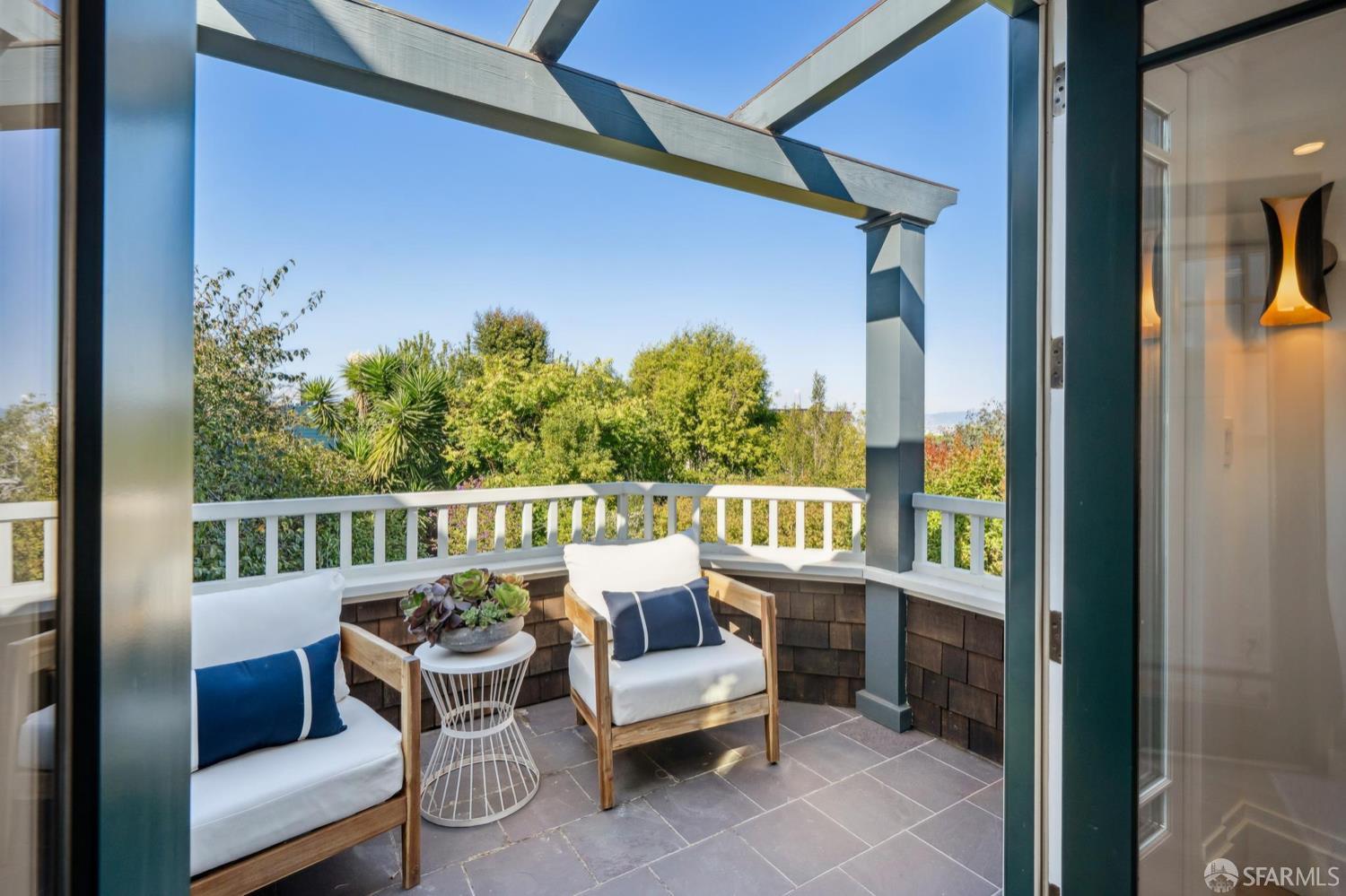 Detail Gallery Image 10 of 39 For 3960 20th St, San Francisco,  CA 94114 - 4 Beds | 3/1 Baths