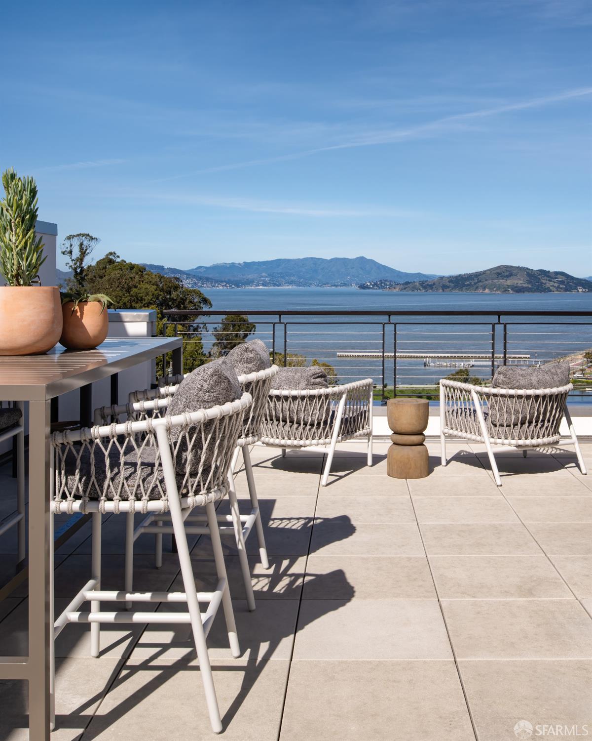 Detail Gallery Image 3 of 52 For 38 Meadow Dr #1,  San Francisco,  CA 94130 - 2 Beds | 2/1 Baths