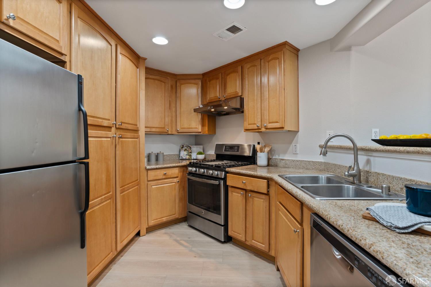 Detail Gallery Image 10 of 41 For 2210 Gellert Blvd #5111,  South San Francisco,  CA 9408 - 3 Beds | 2 Baths