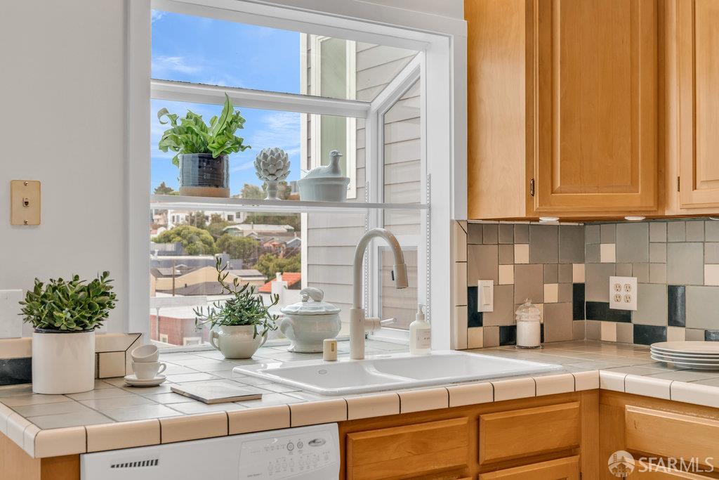Detail Gallery Image 29 of 85 For 371 Hearst Ave, San Francisco,  CA 94112 - 3 Beds | 2 Baths