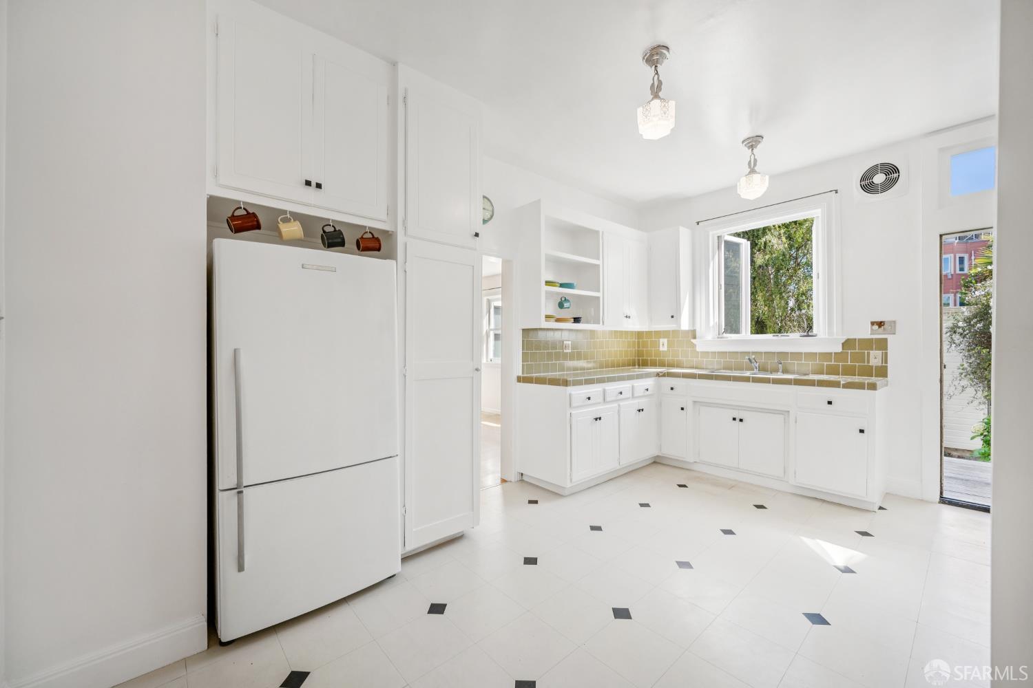 Detail Gallery Image 22 of 75 For 4047 Cesar Chavez St, San Francisco,  CA 94131 - 2 Beds | 1 Baths