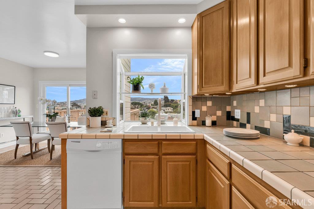 Detail Gallery Image 28 of 85 For 371 Hearst Ave, San Francisco,  CA 94112 - 3 Beds | 2 Baths
