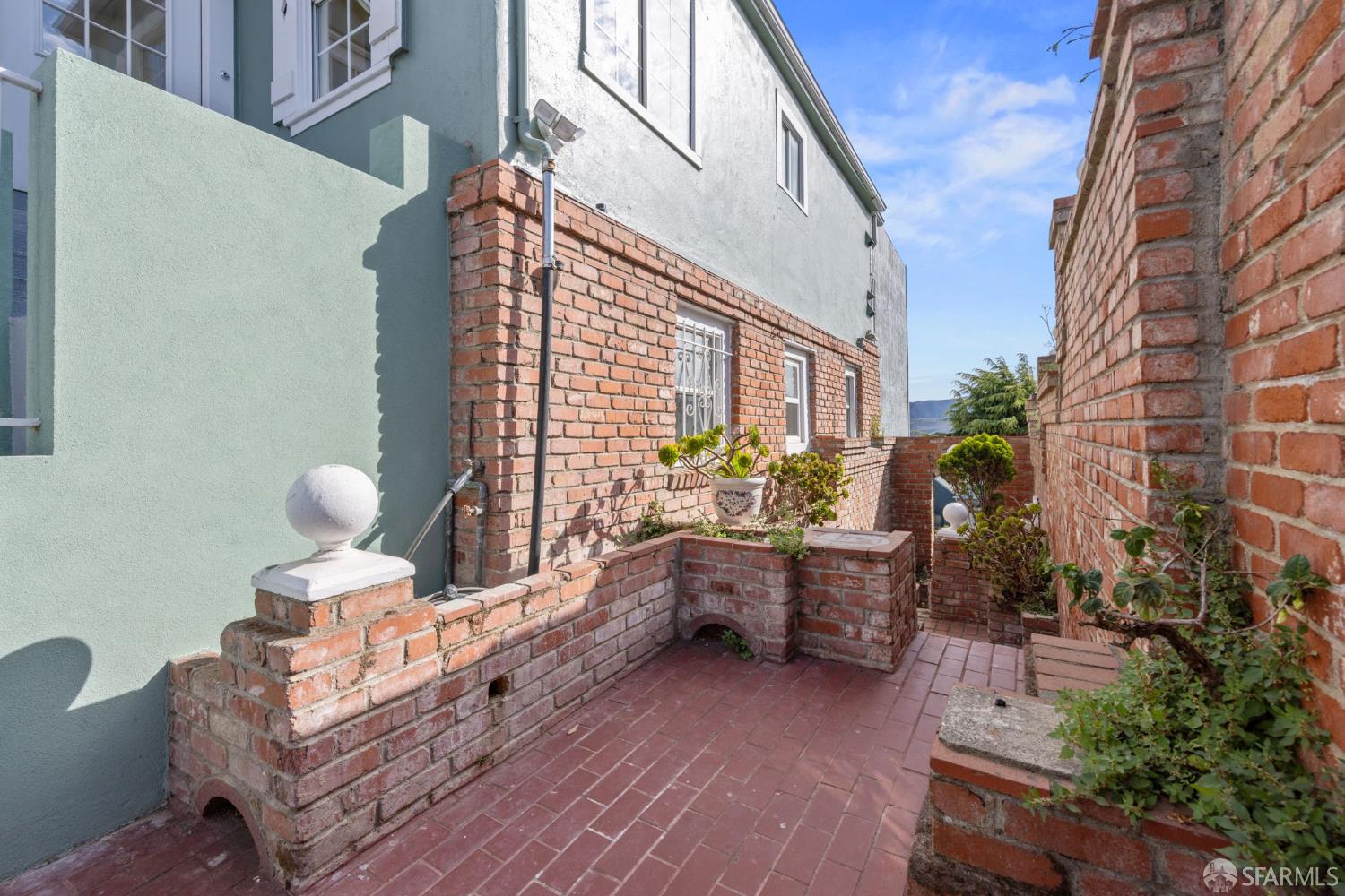 Detail Gallery Image 3 of 50 For 435 Wilde Ave, San Francisco,  CA 94134 - 4 Beds | 3 Baths