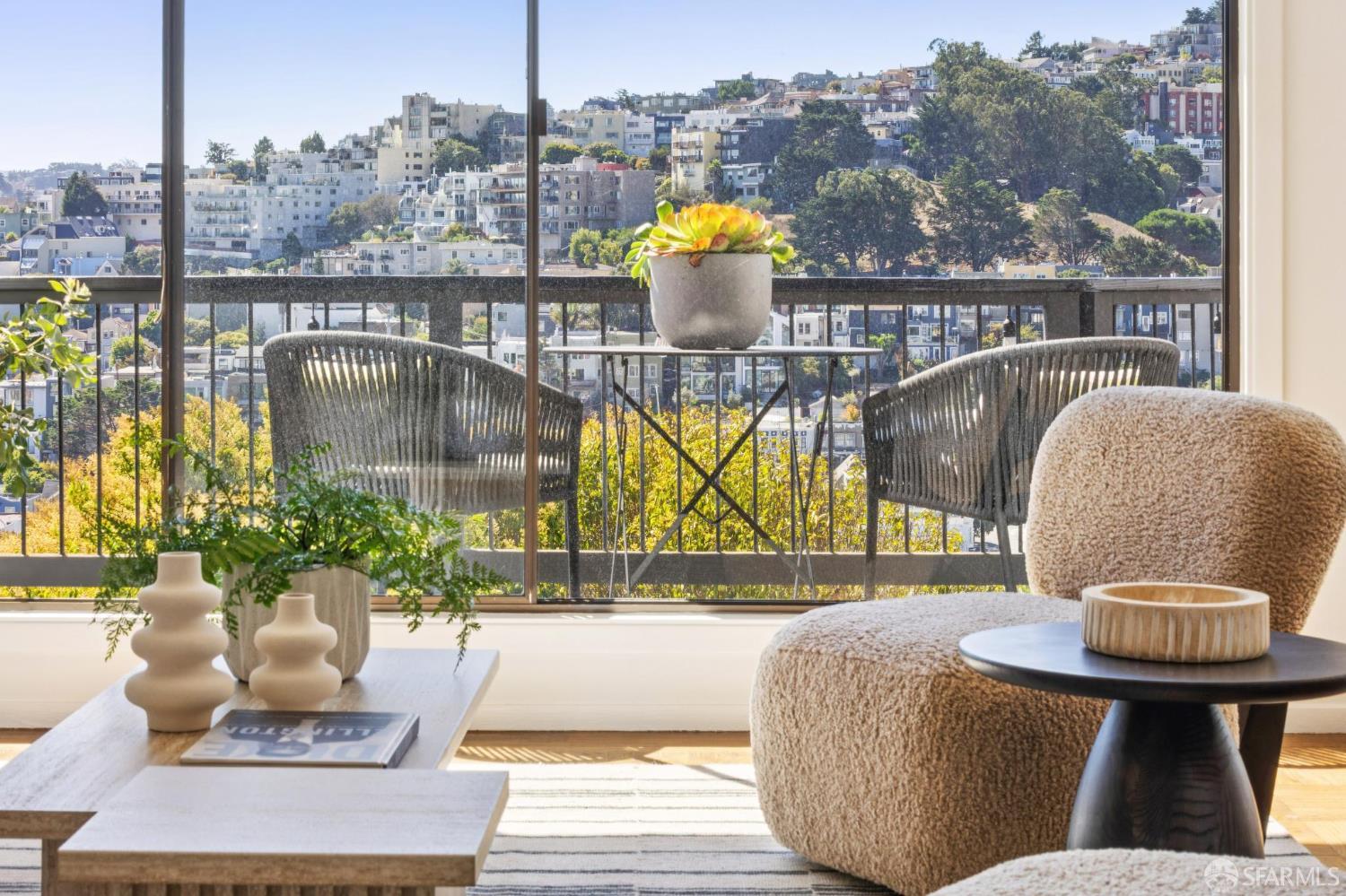 Detail Gallery Image 2 of 47 For 27 Saturn St, San Francisco,  CA 94114 - 3 Beds | 2 Baths