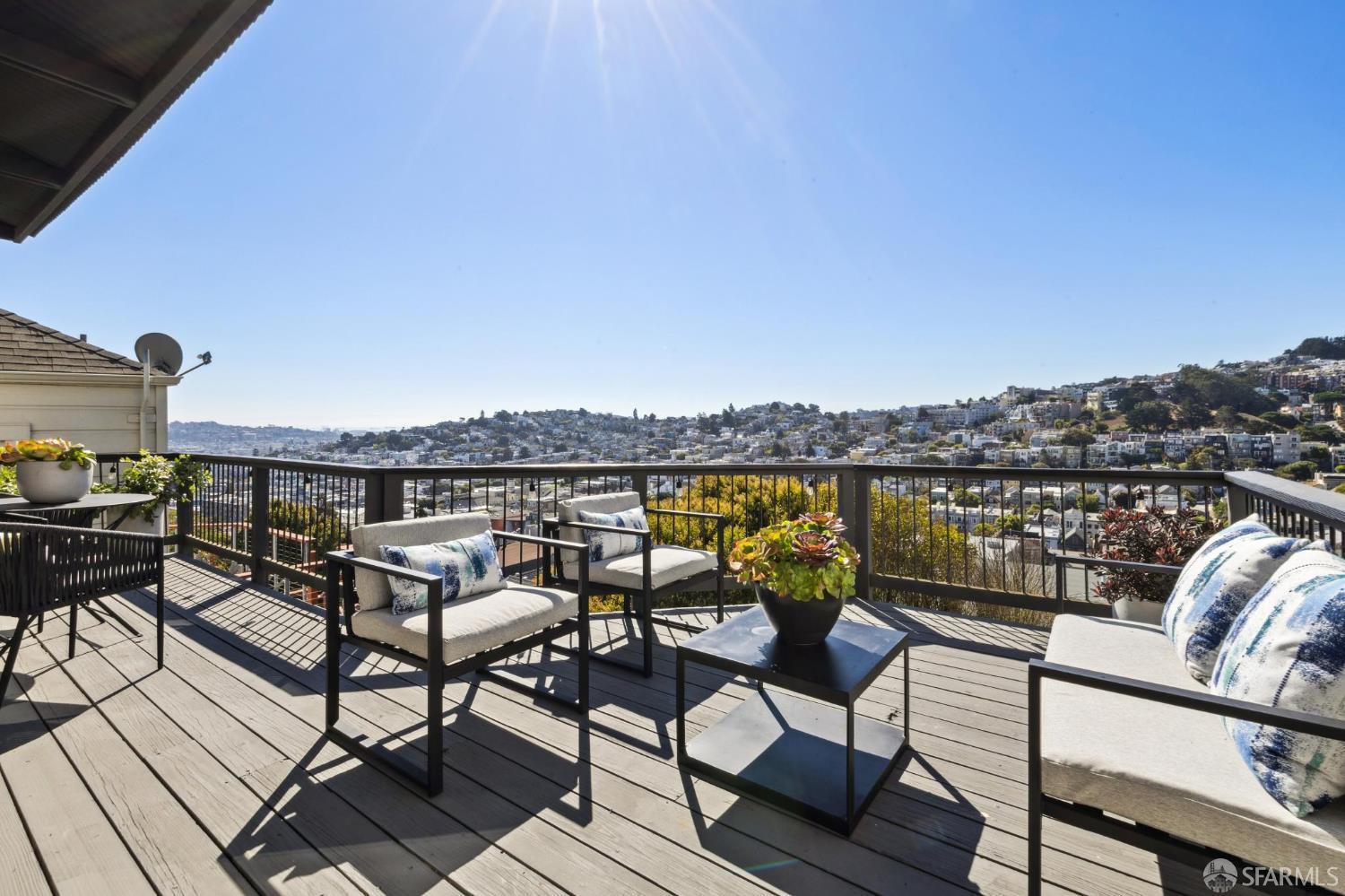 Detail Gallery Image 8 of 47 For 27 Saturn St, San Francisco,  CA 94114 - 3 Beds | 2 Baths