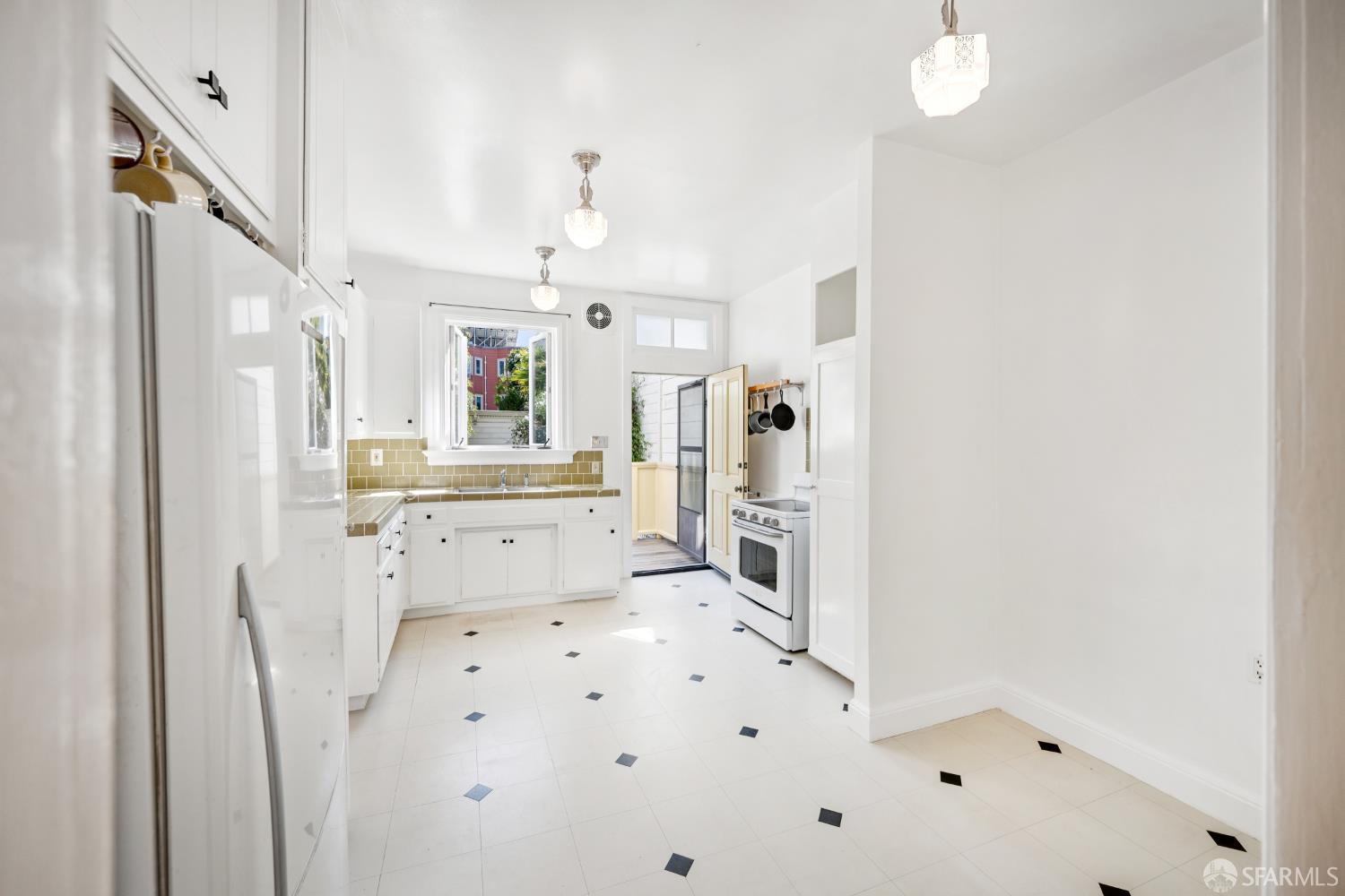 Detail Gallery Image 19 of 75 For 4047 Cesar Chavez St, San Francisco,  CA 94131 - 2 Beds | 1 Baths