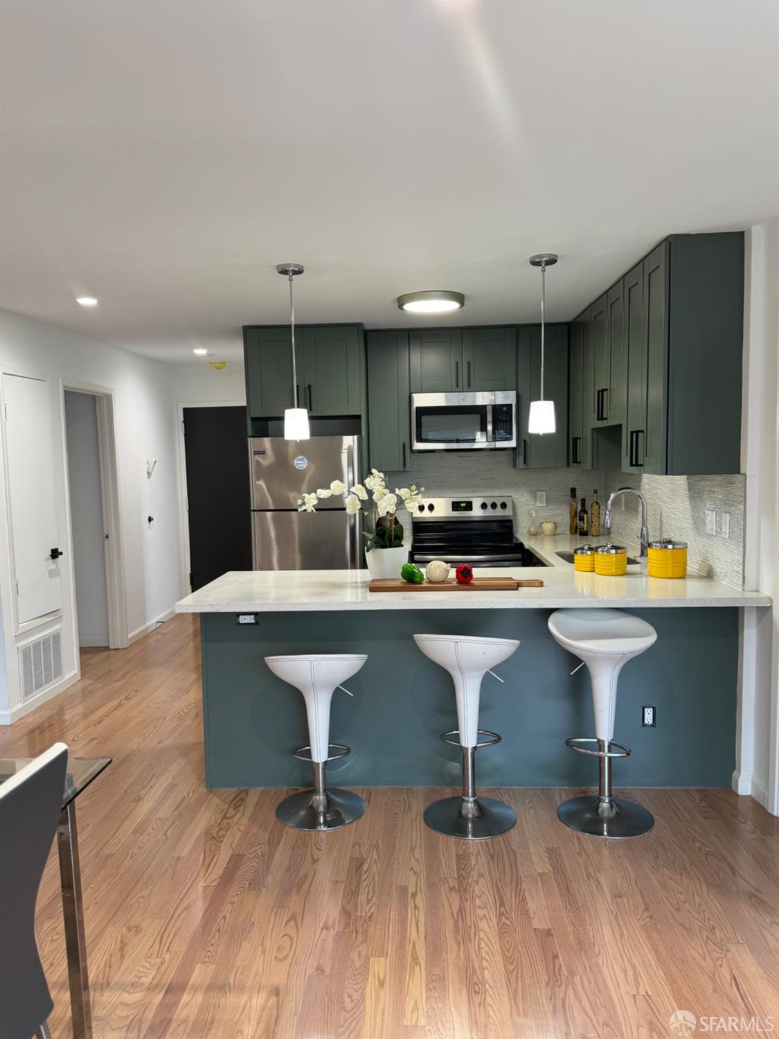 Detail Gallery Image 5 of 25 For 2225 Vicente St #1,  San Francisco,  CA 94116 - 3 Beds | 2 Baths