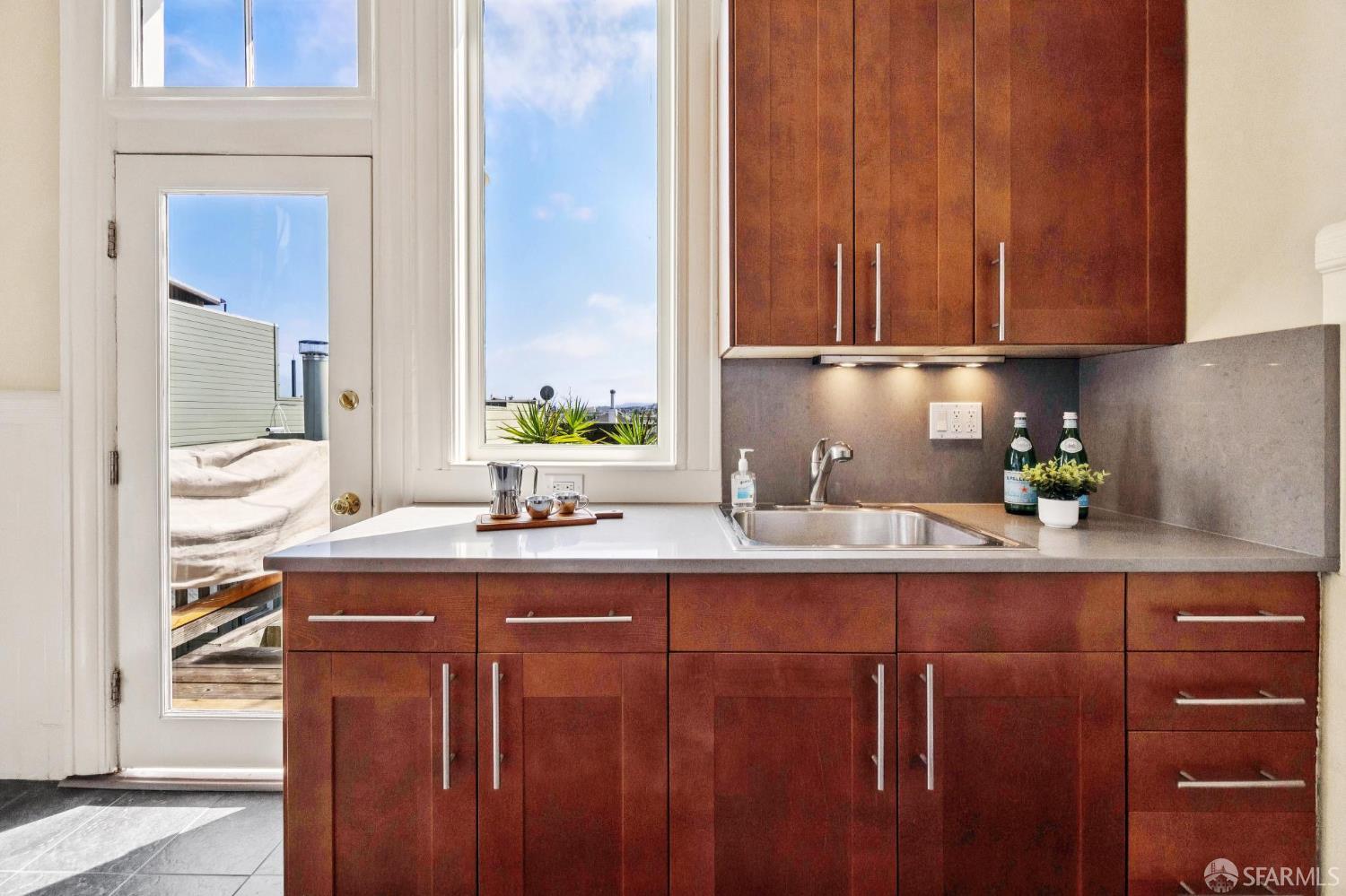 Detail Gallery Image 4 of 22 For 563 Haight St, San Francisco,  CA 94117 - 3 Beds | 1 Baths