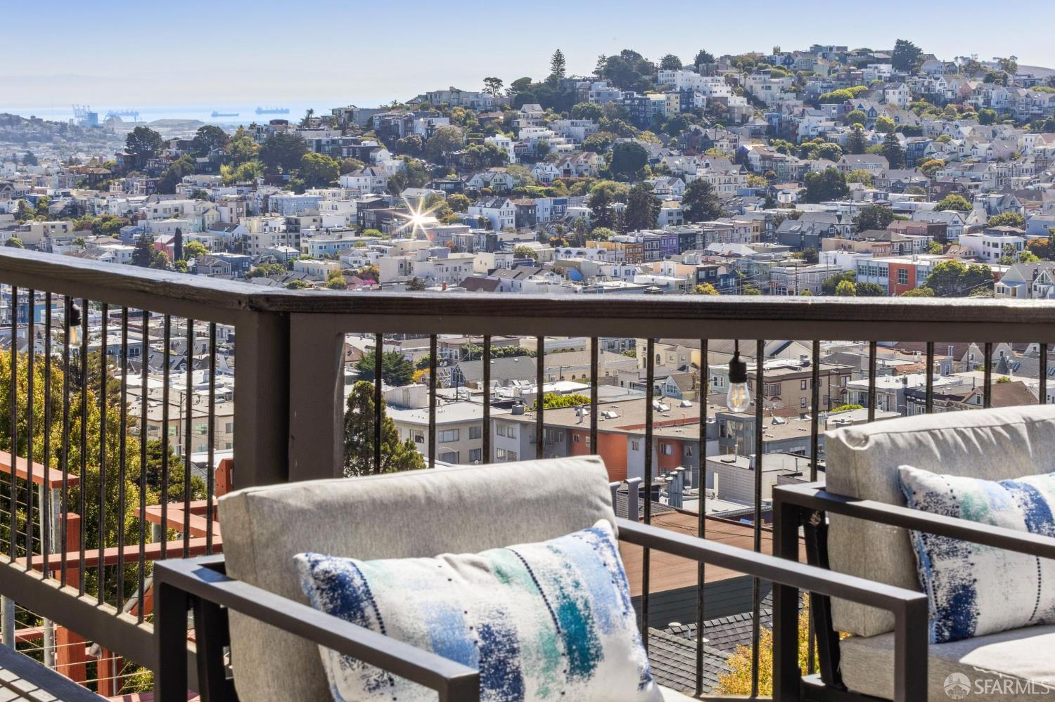 Detail Gallery Image 13 of 47 For 27 Saturn St, San Francisco,  CA 94114 - 3 Beds | 2 Baths