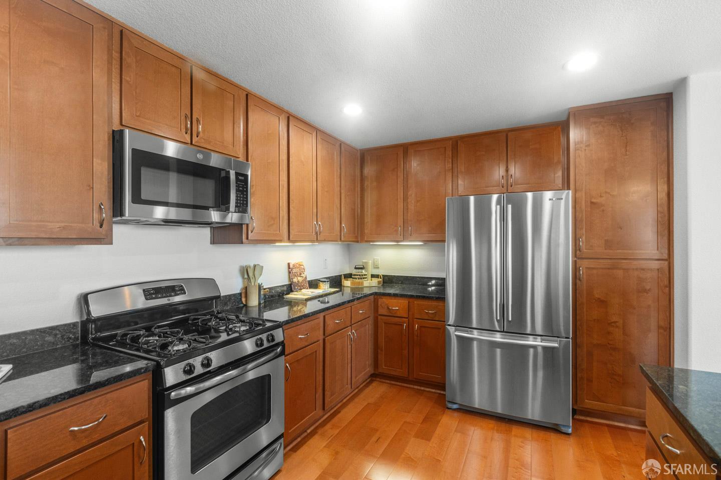 Detail Gallery Image 13 of 38 For 1388 Broadway #309,  Millbrae,  CA 94030 - 3 Beds | 2 Baths