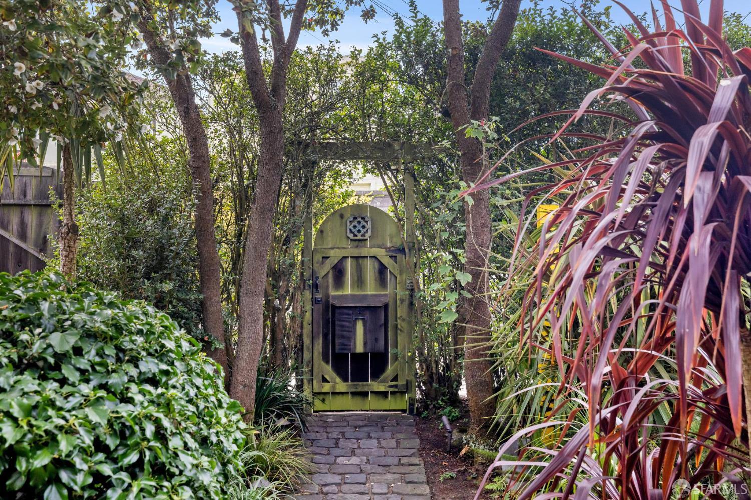Detail Gallery Image 3 of 81 For 114 Shakespeare St, San Francisco,  CA 94112 - 2 Beds | 2 Baths