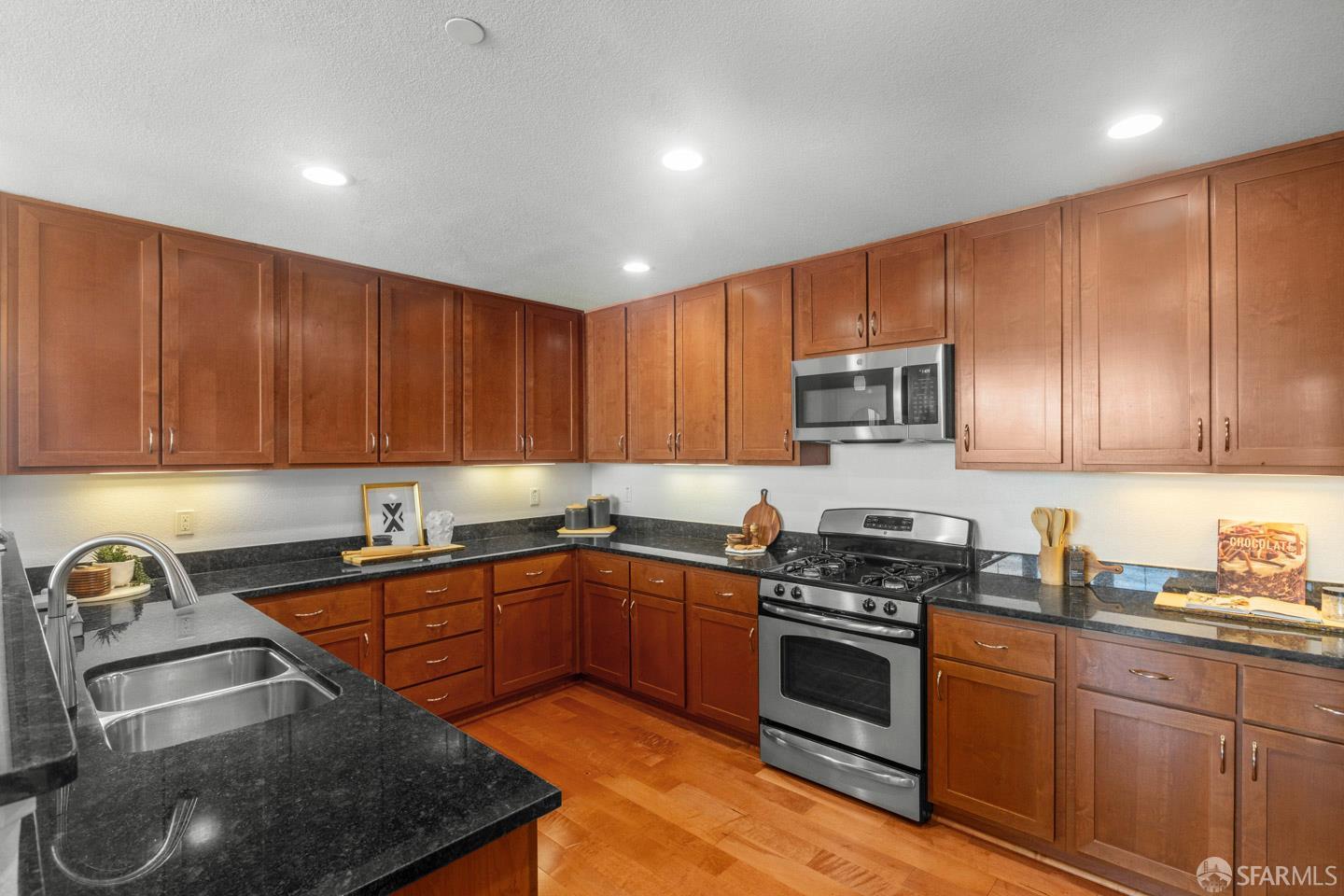 Detail Gallery Image 11 of 38 For 1388 Broadway #309,  Millbrae,  CA 94030 - 3 Beds | 2 Baths