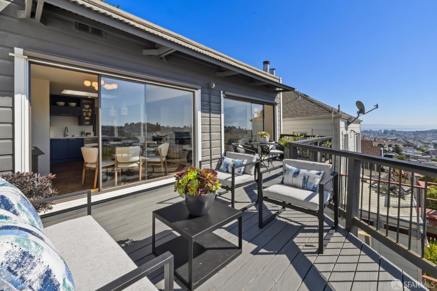 Detail Gallery Image 15 of 47 For 27 Saturn St, San Francisco,  CA 94114 - 3 Beds | 2 Baths