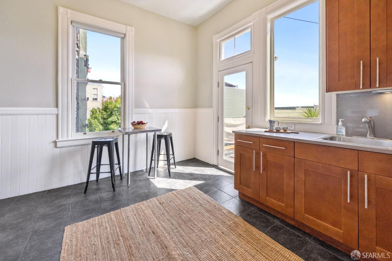 Detail Gallery Image 5 of 22 For 563 Haight St, San Francisco,  CA 94117 - 3 Beds | 1 Baths