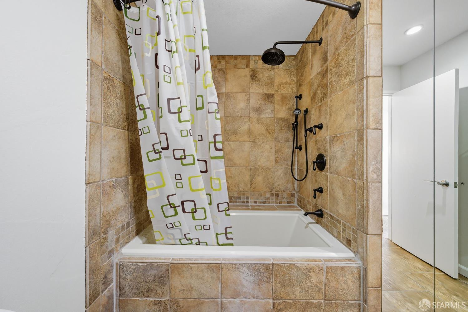 Photo #24: 425075383 Listing: Photo #24