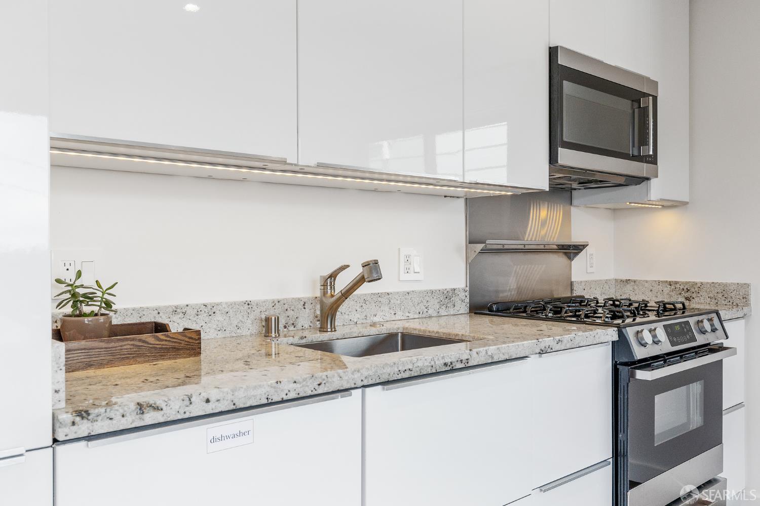 Detail Gallery Image 19 of 34 For 316 Humboldt Rd, Brisbane,  CA 94005 - 5 Beds | 4 Baths