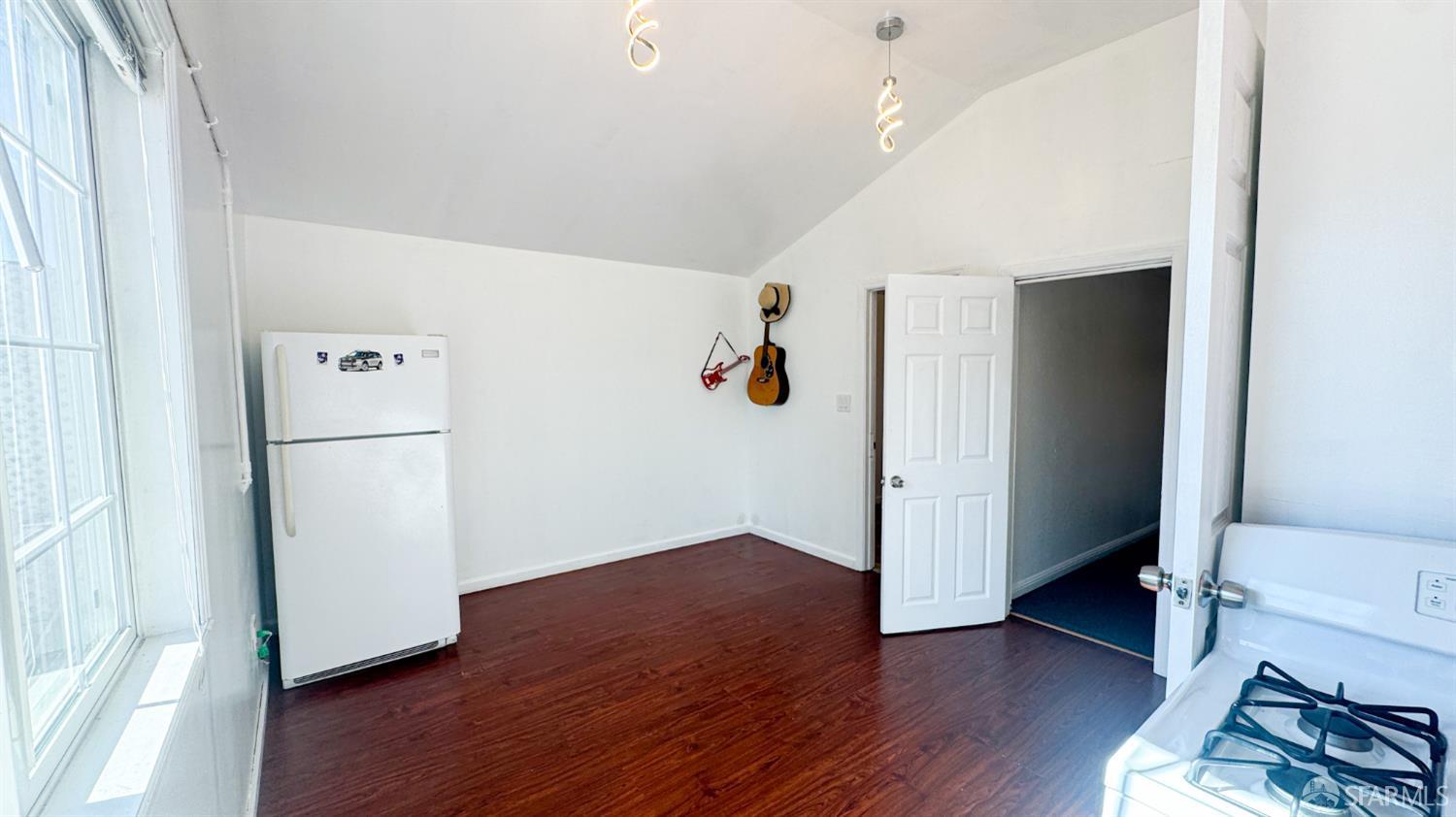 Detail Gallery Image 15 of 39 For 3071 Glendale Ave, Redwood City,  CA 94063 - 4 Beds | 2 Baths