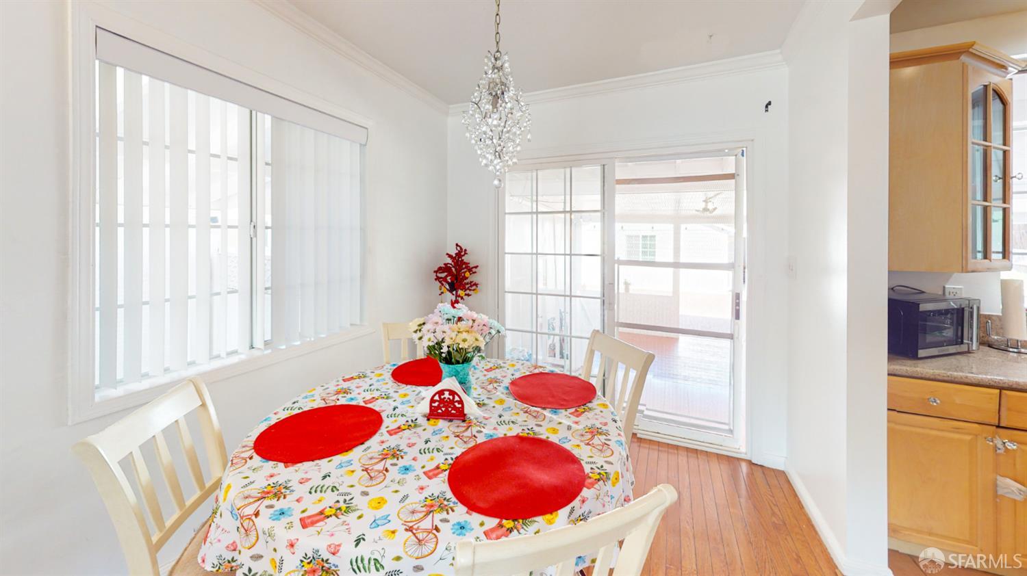 Detail Gallery Image 8 of 39 For 3071 Glendale Ave, Redwood City,  CA 94063 - 4 Beds | 2 Baths