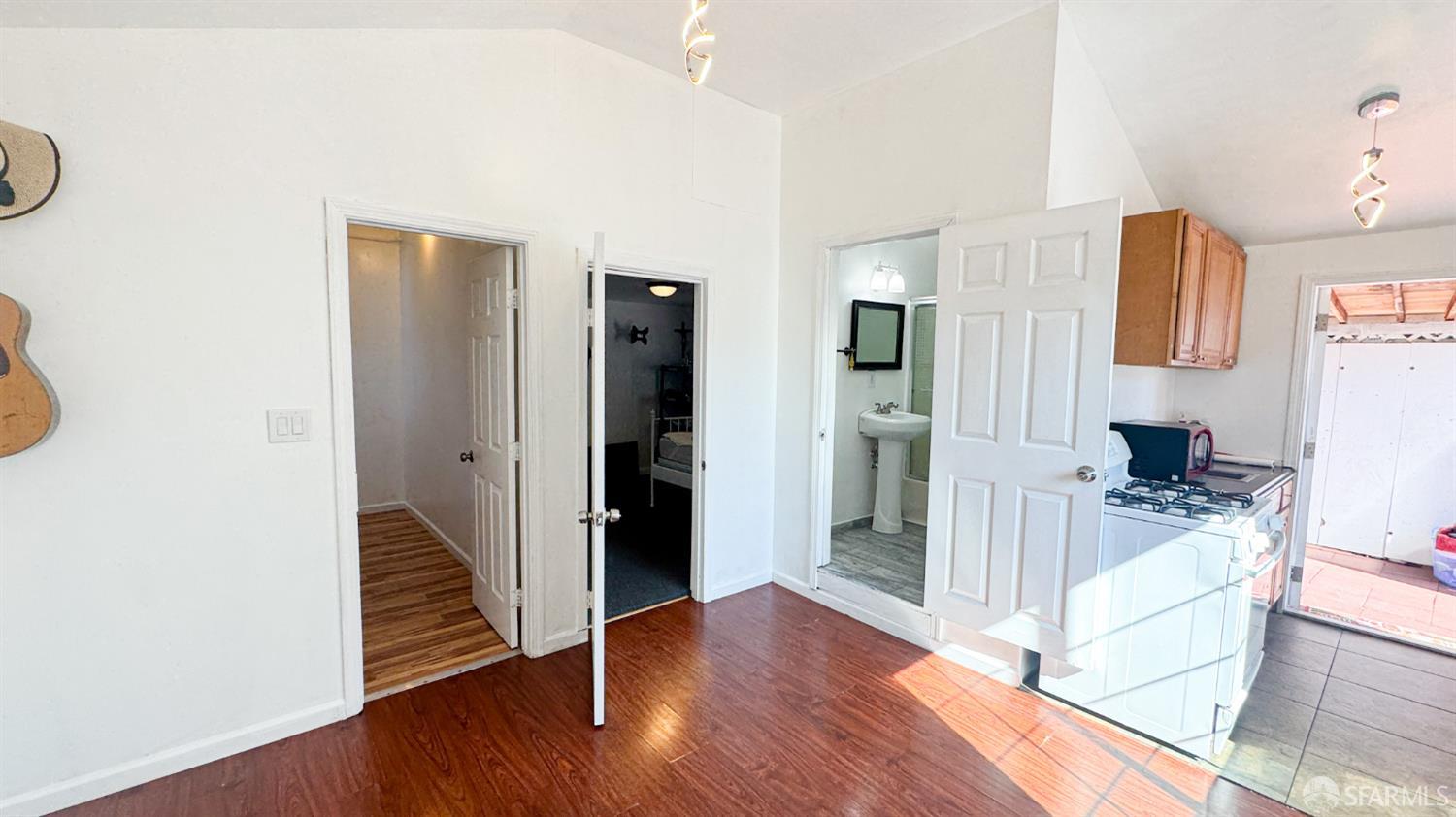 Detail Gallery Image 23 of 39 For 3071 Glendale Ave, Redwood City,  CA 94063 - 4 Beds | 2 Baths