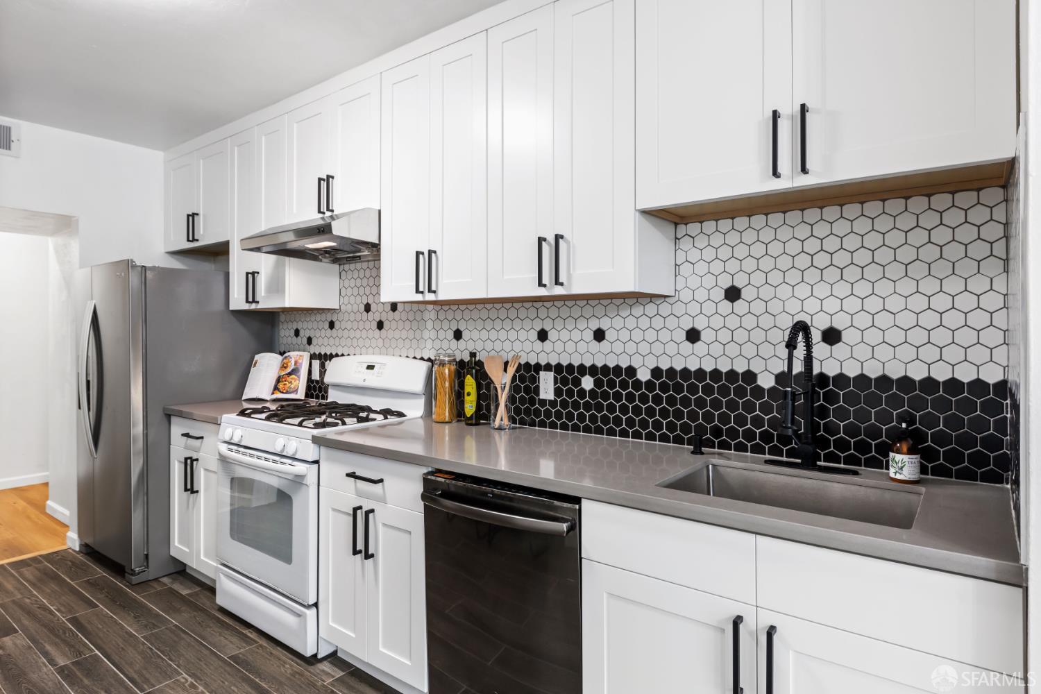 Detail Gallery Image 6 of 39 For 1255 19th Ave, San Francisco,  CA 94122 - – Beds | – Baths