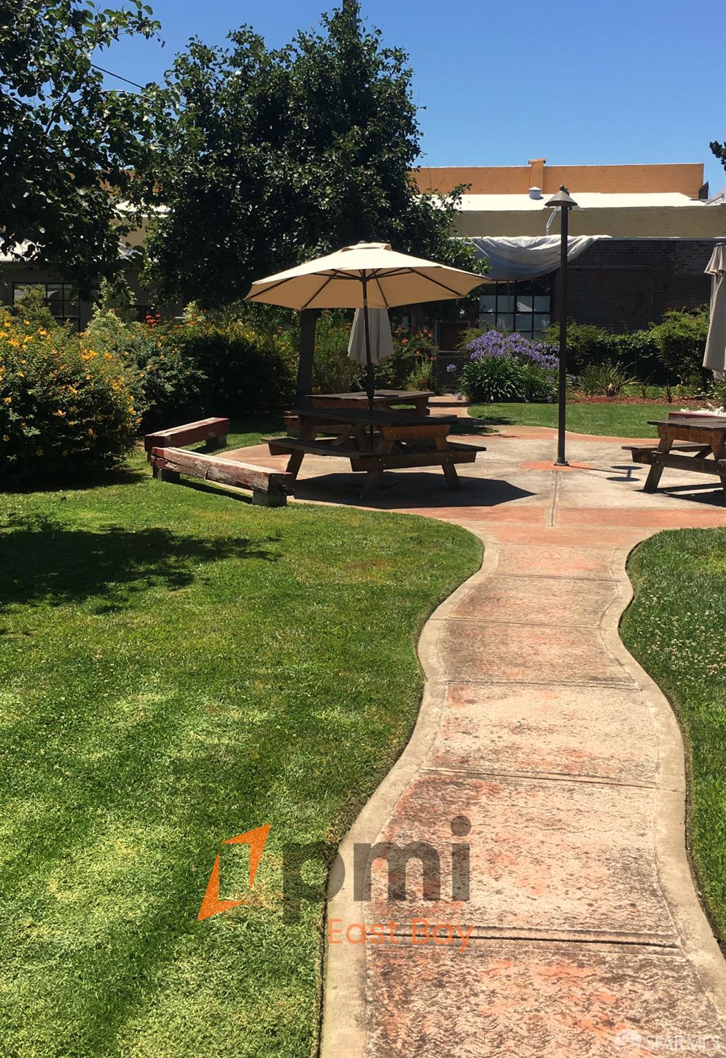 Detail Gallery Image 13 of 14 For 1501 37th Ave #APT B,  Oakland,  CA 94601 - 1 Beds | 2 Baths